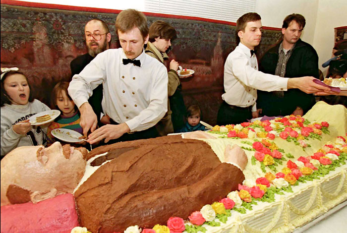 На Украине выпекают торты в виде Ильича в гробу, хотя именно благодаря ему она существует в нынешних границах