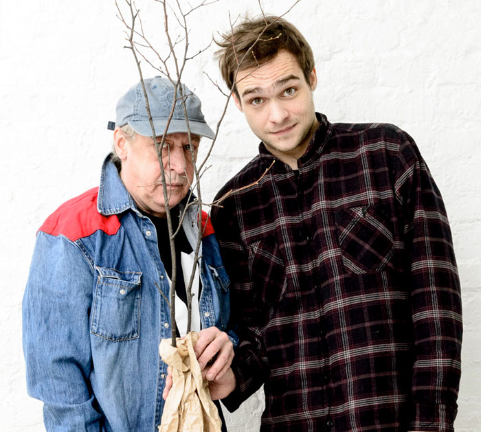 Отец и сын Коля (от актрисы Добровольской) играют в поучительном спектакле «Посадить дерево»