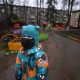 Пора открыть школы, детские сады и парки, считает известный российский ученый