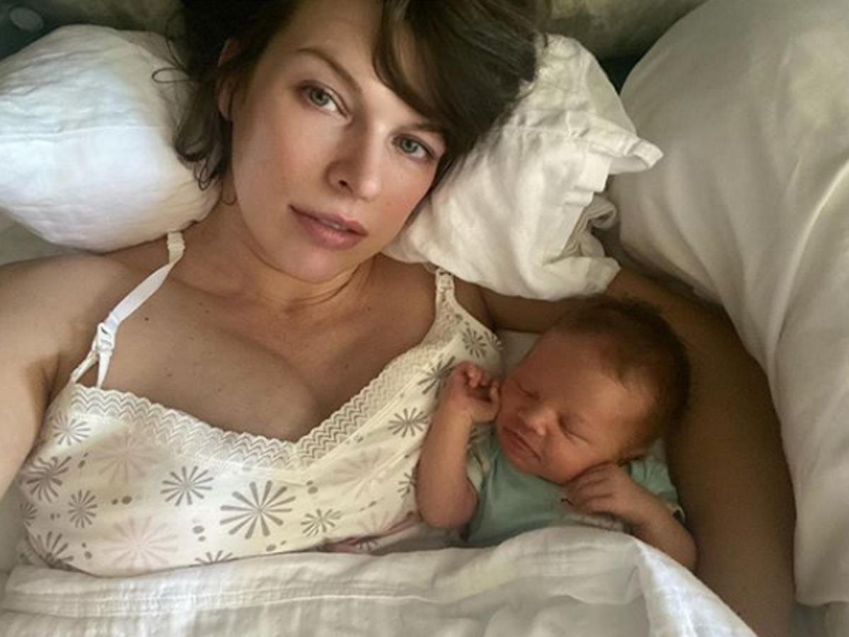 Милла Йовович показала младшую дочь