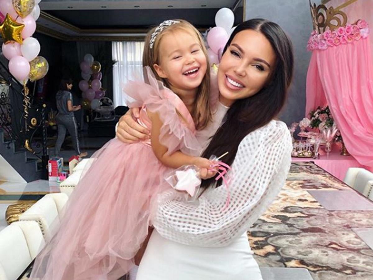 Оксана Самойлова поздравила дочь