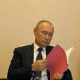 Владимир Путин достал на совещании загадочную розовую папку
