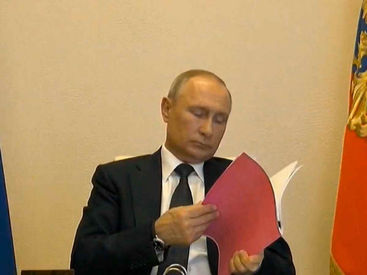 Владимир Путин достал на совещании загадочную розовую папку