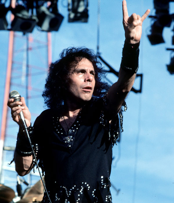 Знаменитую «козу» - фирменный жест хеви-метал ввел Ронни Джеймс Дио. Он же стал героем эпизода № 313 «Увлекательная фонетика с обезьянкой» культового мультсериала «Южный парк»