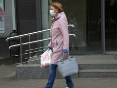 В МЧС порекомендовали не носить маску на улице. Фото: Борис Кудрявов