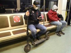 Нужно ли носить маску в метро? Фото: Борис Кудрявов/«ЭГ»