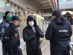 Маска в магазине обязательна. Фото: Борис Кудрявов/«ЭГ»