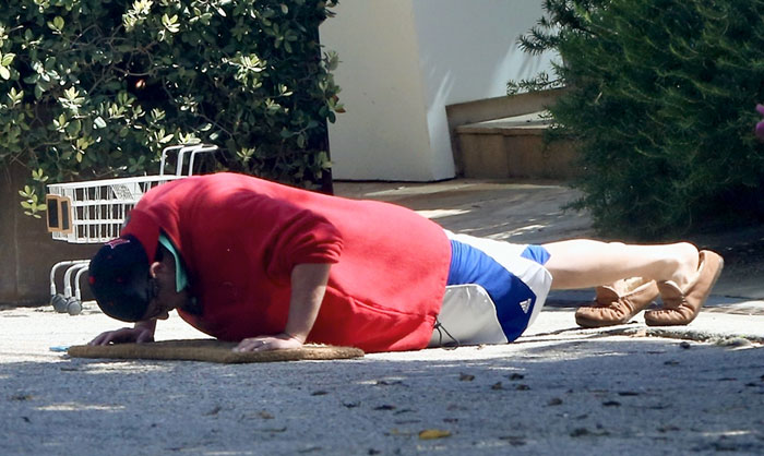 Адам Сэндлер поддерживает форму у себя во дворе