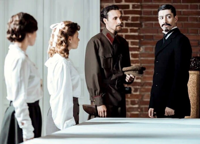 Варакса (второй справа) в мультимедийного спектакле Театра Наций «Я убил царя»