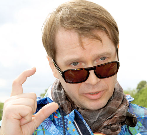 Евгений Витальевич, по данным Forbes, в год зарабатывает не меньше миллиона. Долларов