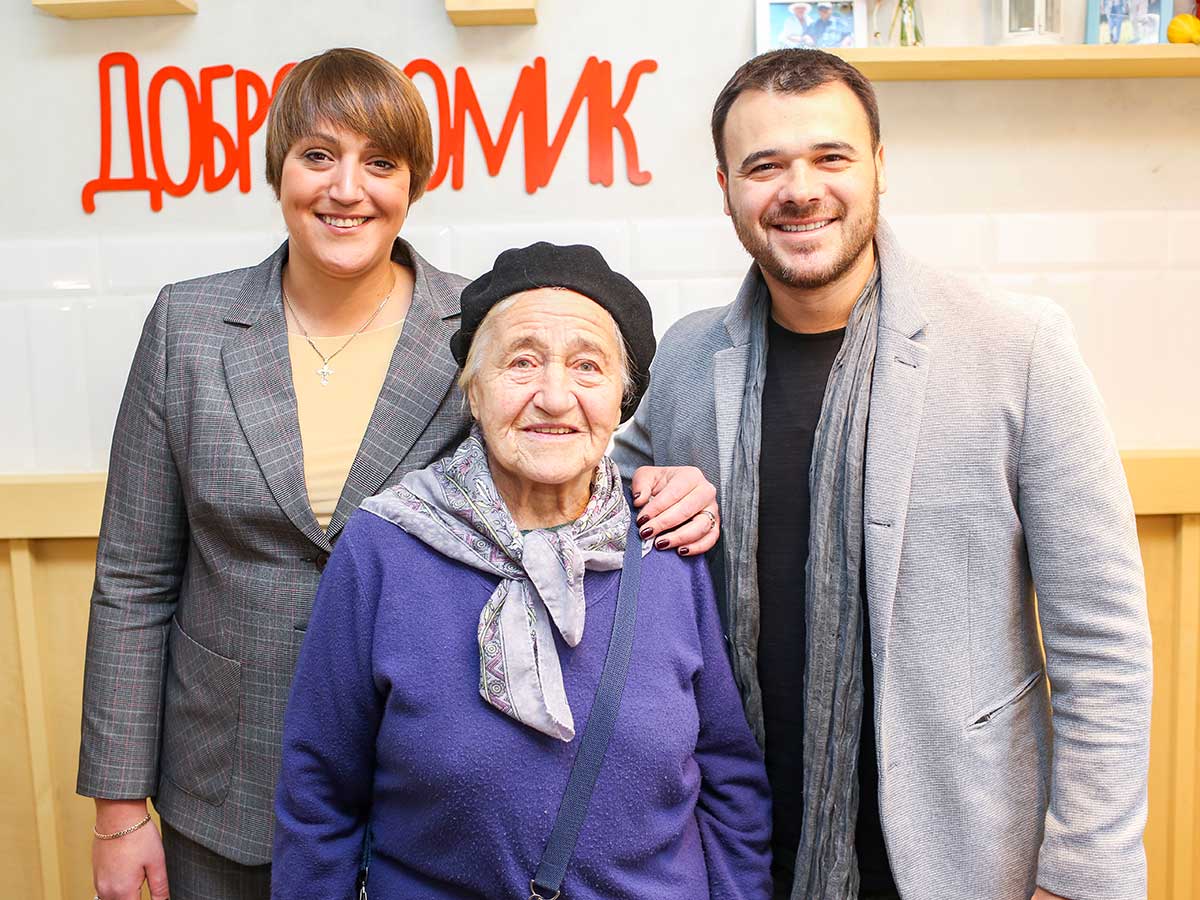 Эмин Агаларов и Ольга Бузова помогают пожилым людям