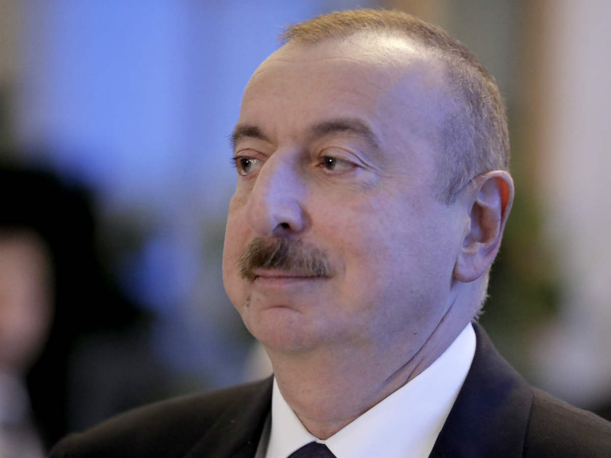 Президент Азербайджана заявил об отвращении к тем, кто нападает на советские памятники
