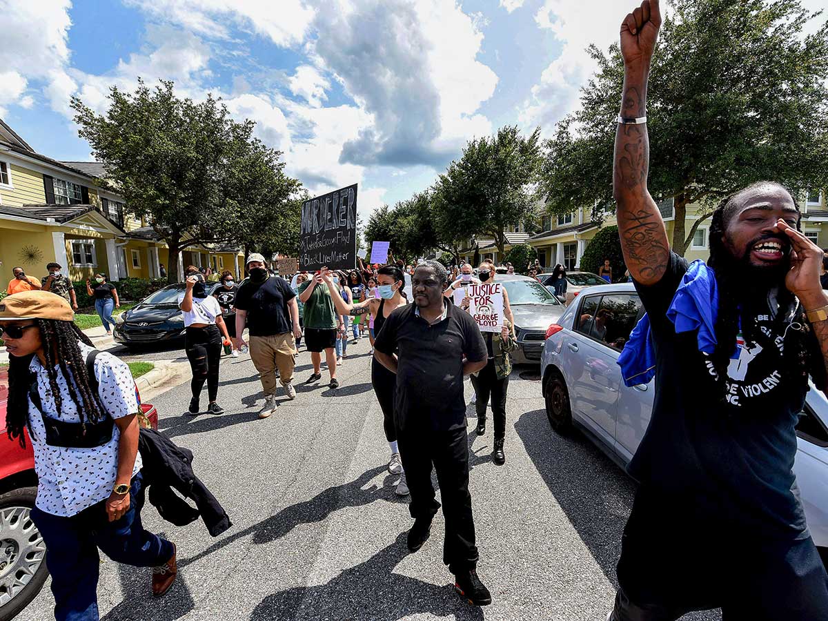 Черные ставят на колени Америку