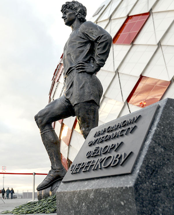 «Спартак» установил памятник Федору в октябре 2015-го на своем стадионе. На могиле на уч. 21 такого шикарного нет. Собирался делать скульптор Матюхин (он изготовил монумент Александру Абдулову на Ваганьковском), но миллион взял, а работу не выполнил. В итоге дочь спортсмена отсудила у него 1,65 млн руб.