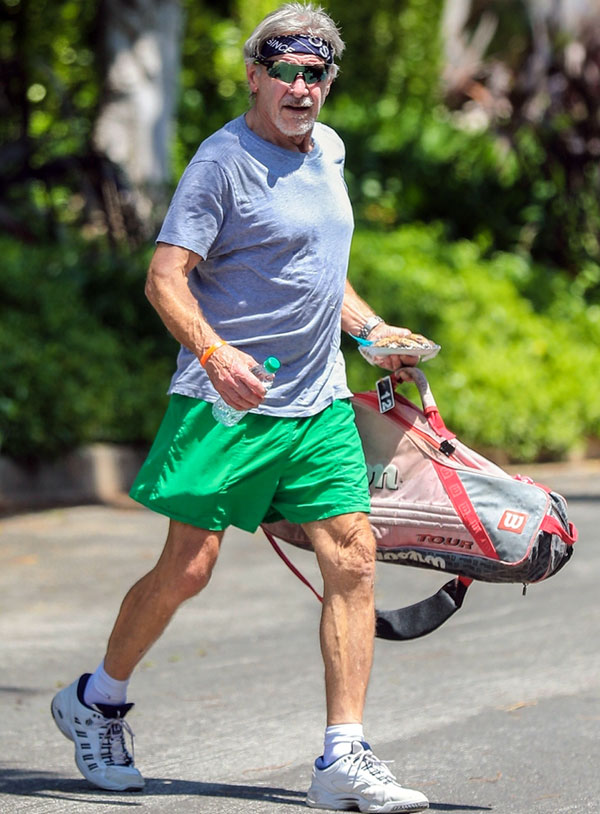 Харрисон знает, что после игры у него разыграется отнюдь не старческий аппетит, и запасся тарелочкой кексиков