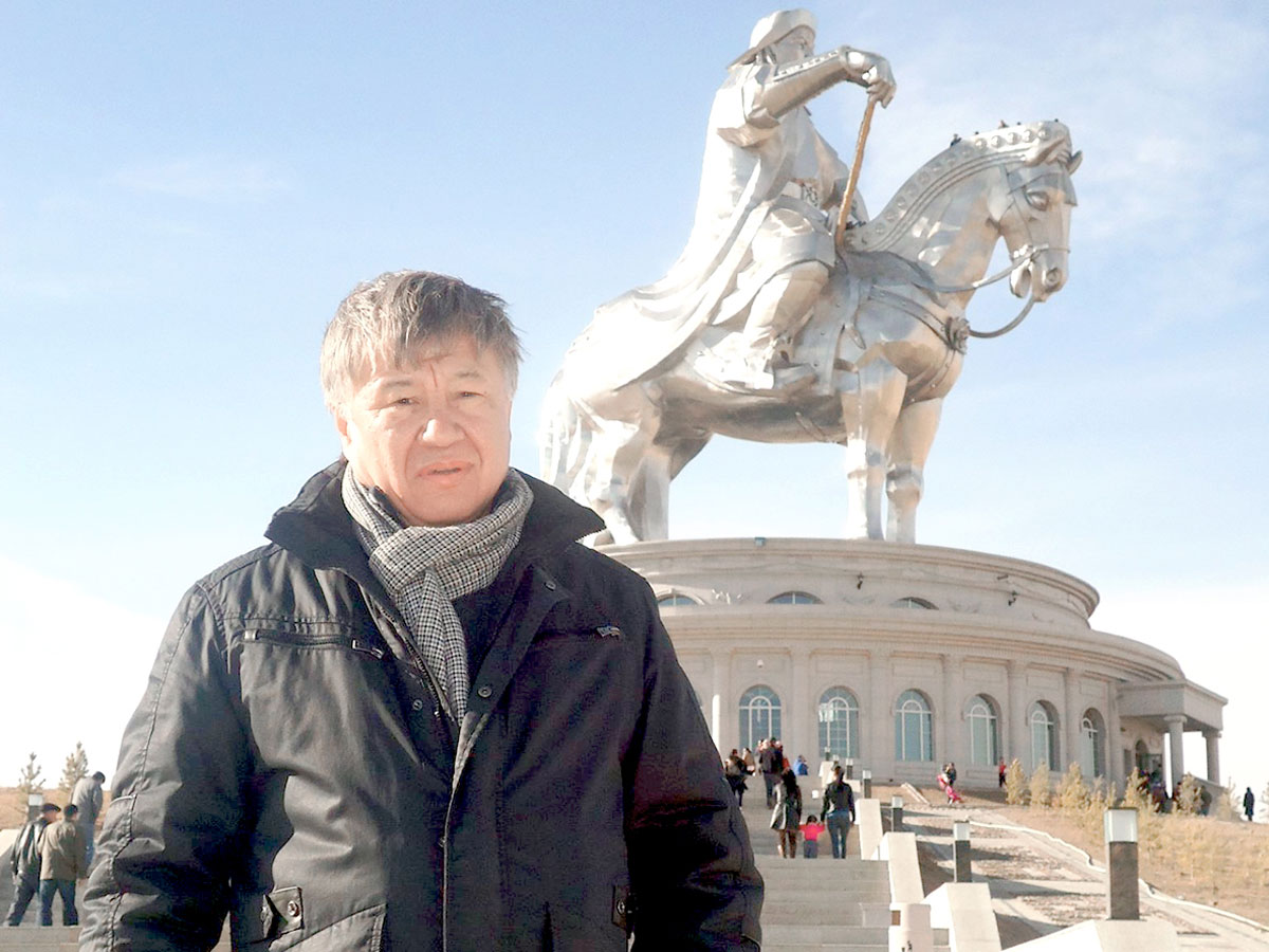 Кайрат Закирьянов пришел поклониться памятнику своему предку Чингисхану