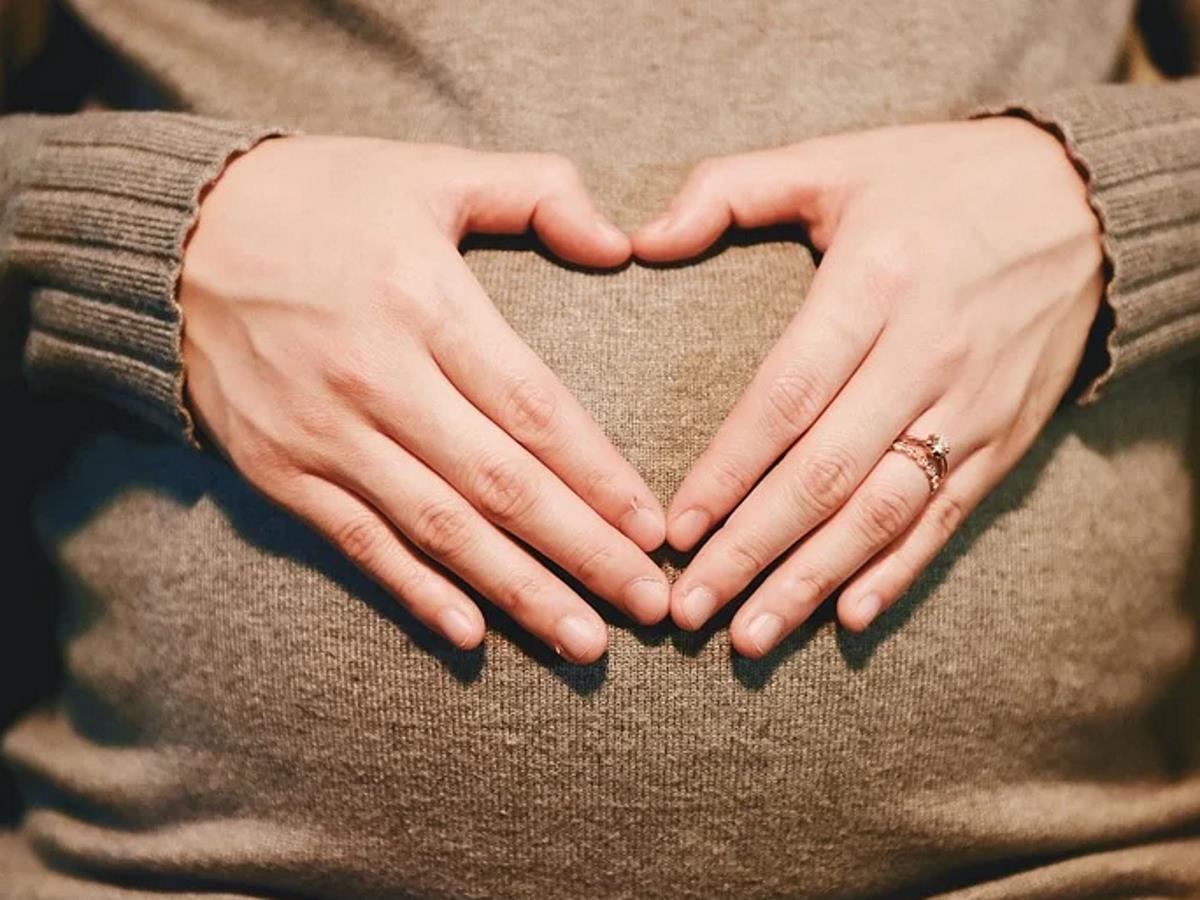 Женщина стала суррогатной матерью для дочери