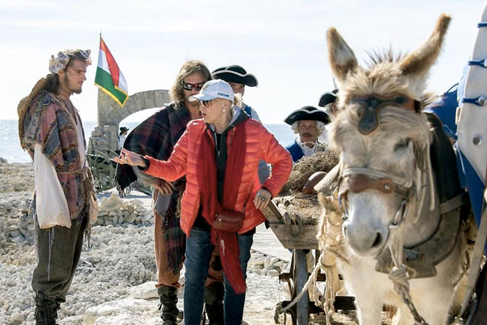 Режиссер фильма «Гардемарины-4» Светлана Дружинина дает ценные указания группе на площадке в бухте Стрелецкая