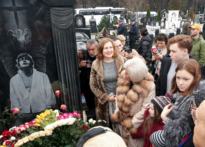 Поргина с сыном и его семьей на открытии памятника Николаю Петровичу*