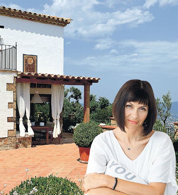 Дизайнер-декоратор Альбина Листьева с некоторых пор живет в этом домике в Испании, построенном у подножия Пиренейских гор