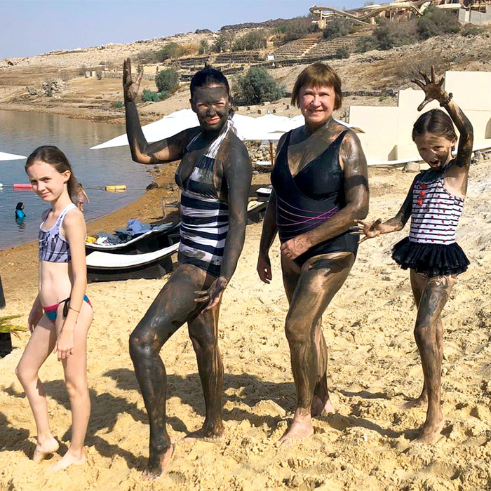 Певица (вторая справа) с мамой и дочками на Мертвом море