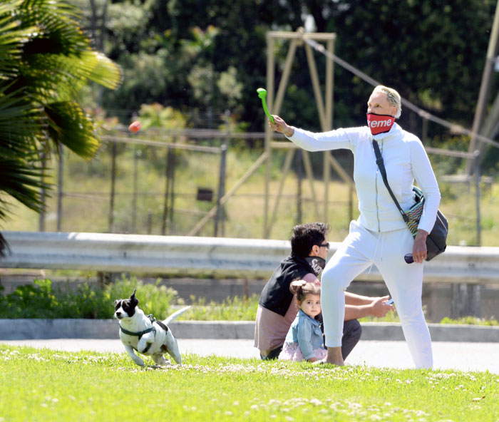 Выход на свежий воздух из-за брендовых масок обходится Бригитте и ее мужу в $1 тыс. Хорошо еще, что их малышке и собаке защита от коронавируса не нужна