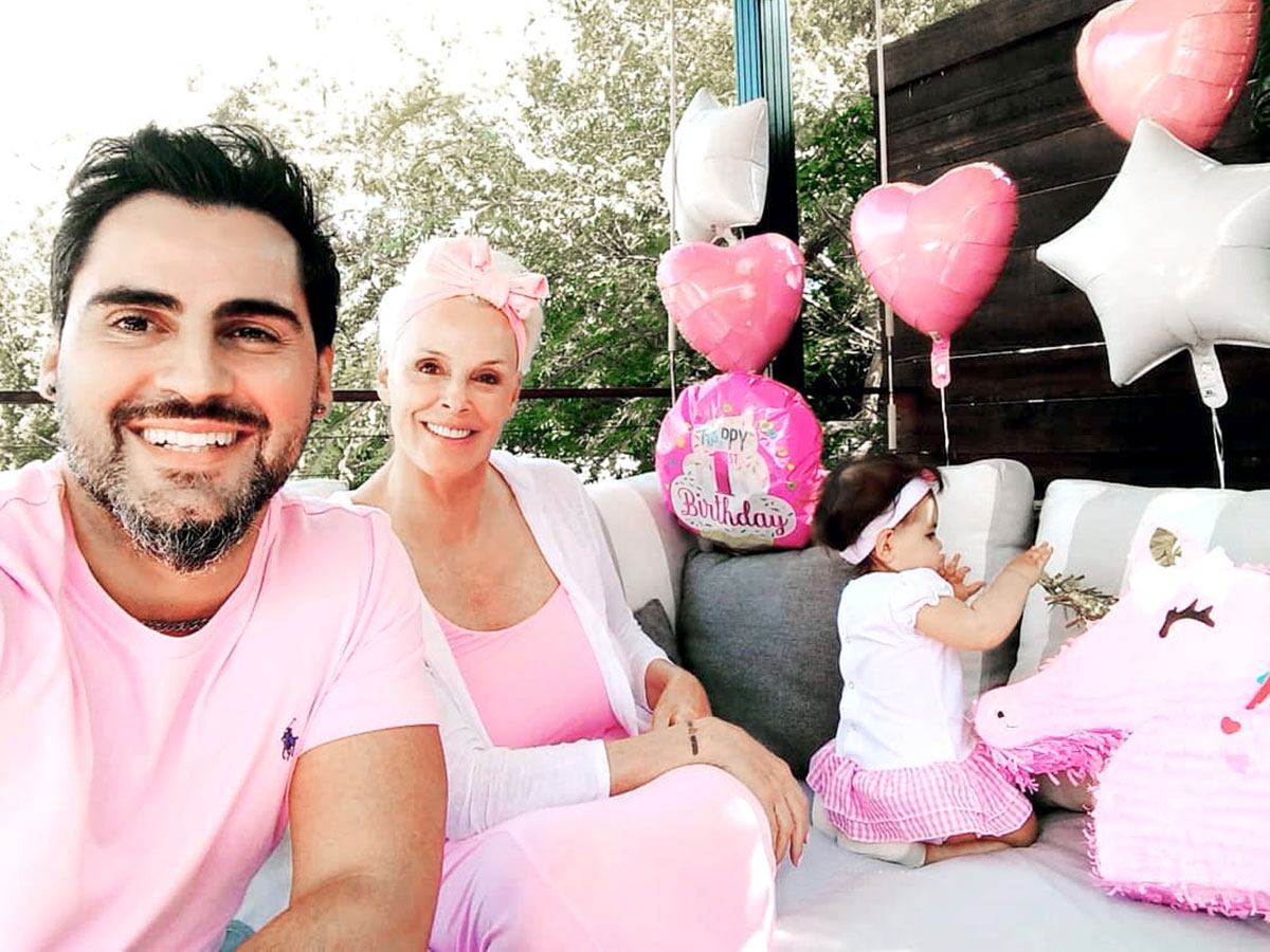 Пятый брак актрисы с барменом оказался на удивление прочным. В нем весьма зрелая женщина в четвертый раз познала радость материнства. Причем девочку родила впервые