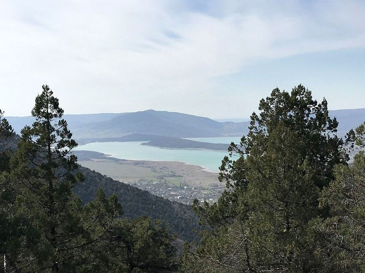 Так выглядело Чернореченское водохранилище в конце апреля. Воды в нем намного меньше, чем в прошлые годы