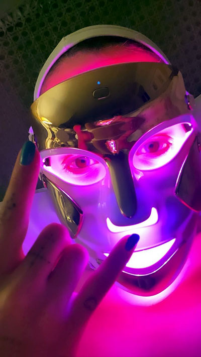 Ора считает, что такая LED-маска лучше защитит ее от COVID-19