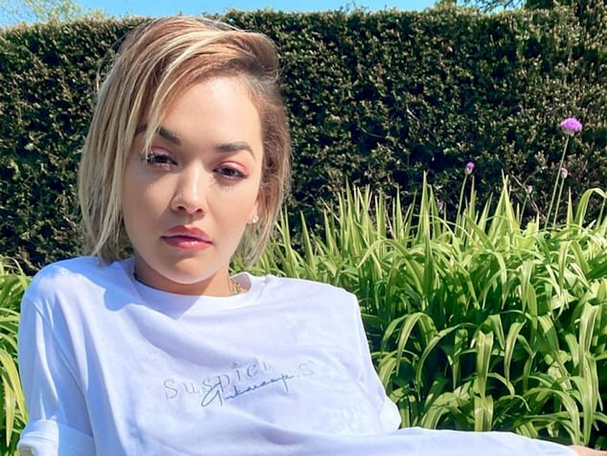 Солнечные ванны помогают Рите скоротать время в самоизоляции