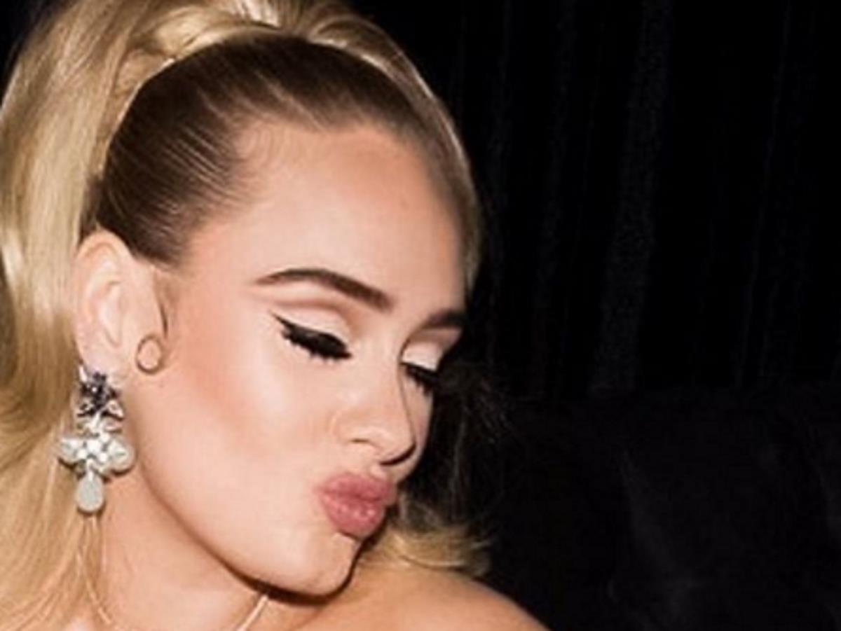 Певица Адель стесняется своего тела