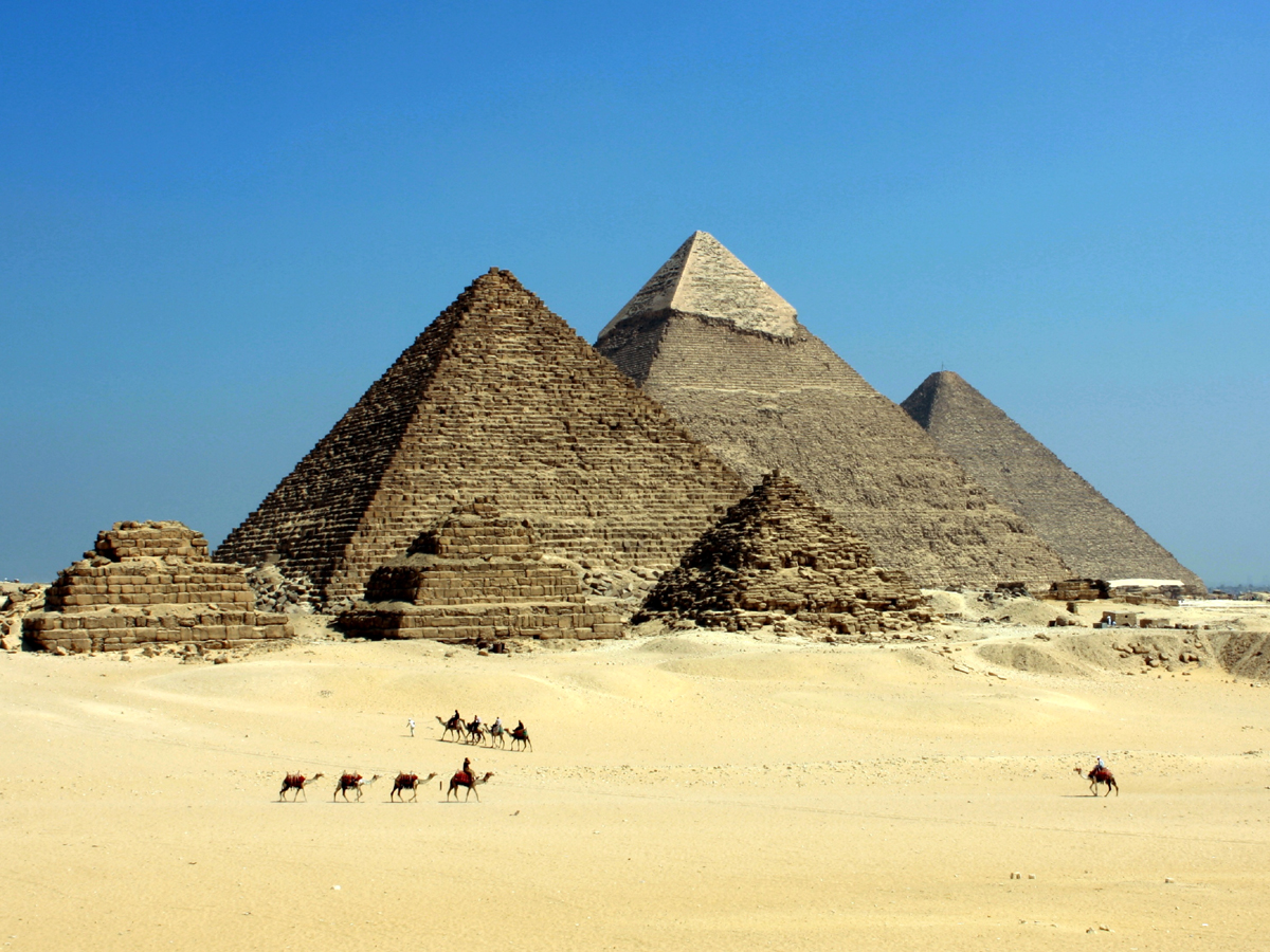 Теории об искусственном происхождении блоков пирамид придерживается, в частности, известный французский химик и материаловед, профессор Жозеф Давидовец