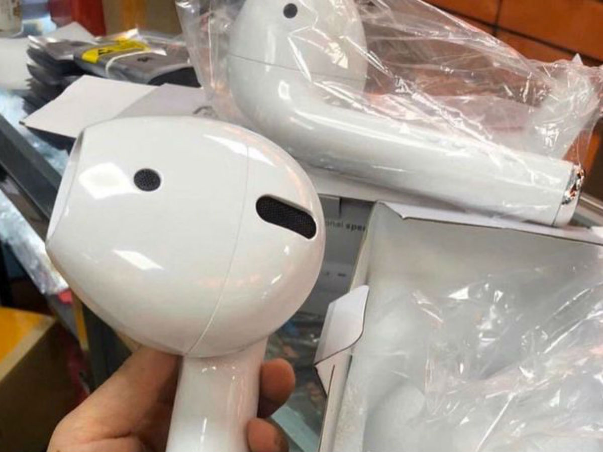 Поддельные AirPods оказались больше головы покупательницы