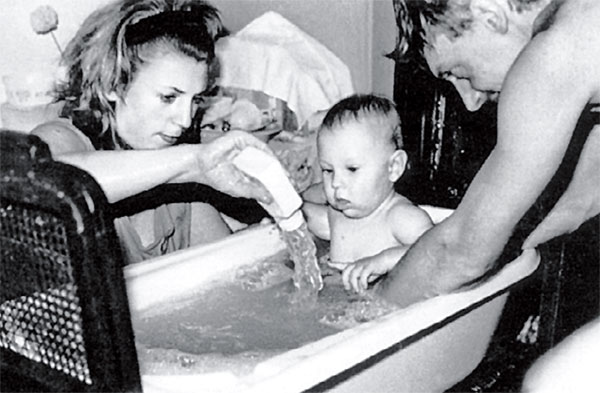 Первая жена подарила «менту» сына. В 2017-м он женился на технологе общепита Даше. В конце прошлого года у пары родился сын Эрик