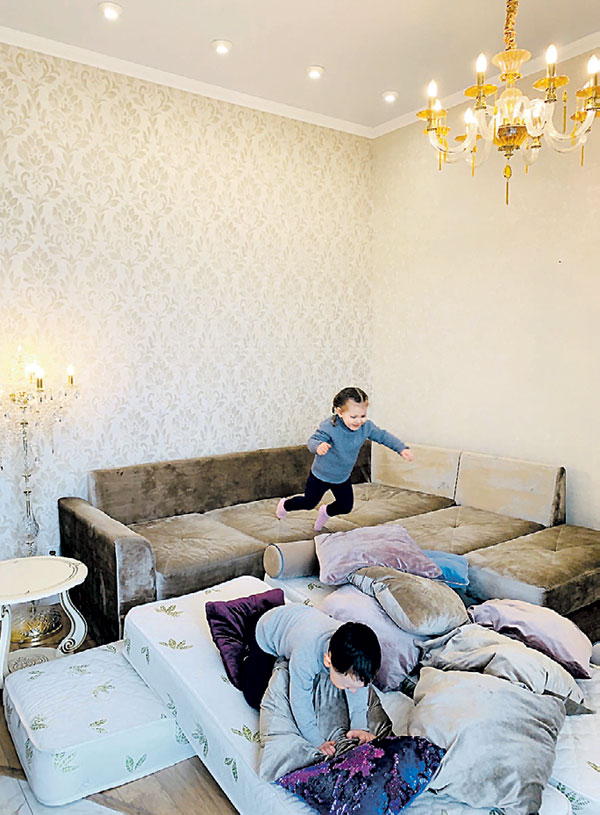 Спальня на четверых. Интерьеры, прямо скажем, к яркому сексу не располагающие