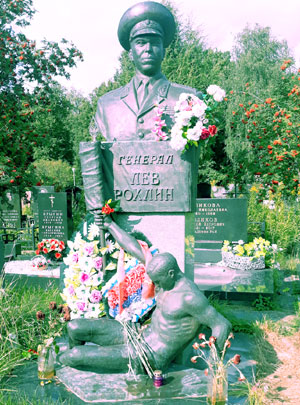 В 1999-м стояла жара, вокруг Москвы горели торфяники. Когда генералу открывали памятник, люди были на грани теплового удара. И вдруг грянул ливень. Военные, донские казаки, коммунисты и даже привезенные пионеры стали дружно креститься… Бог все видит, господа капиталисты!