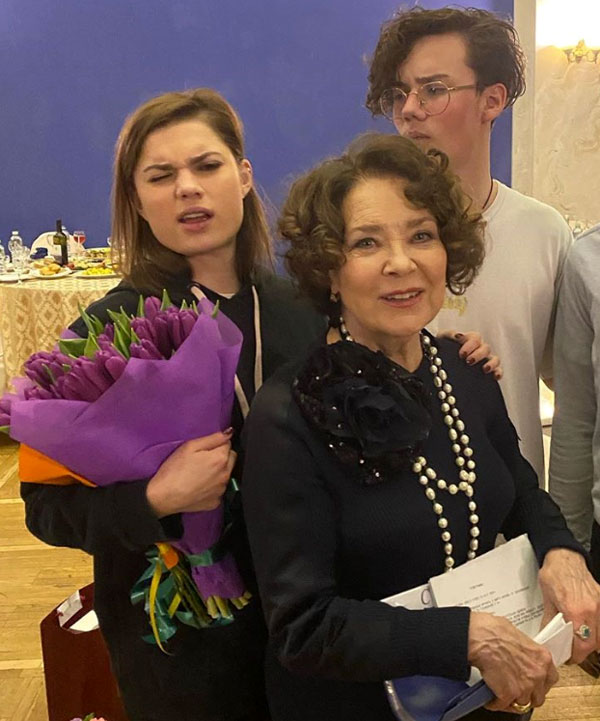 Лариса Голубкина на собственном 80-летии с внуками Настей и Ваней (детьми Марии Голубкиной и Николая Фоменко)