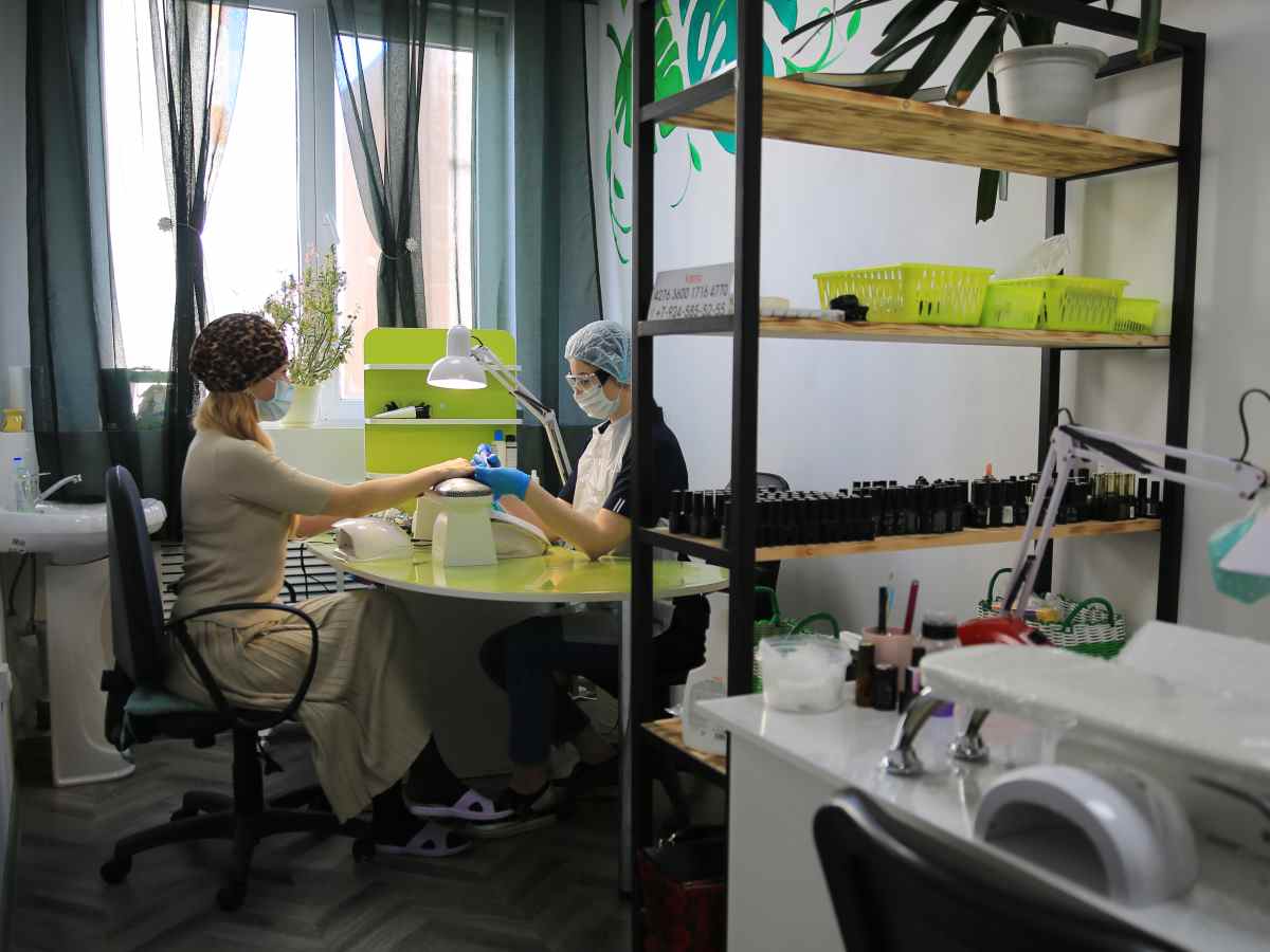 Салоны красоты в Москве начинают работать подпольно