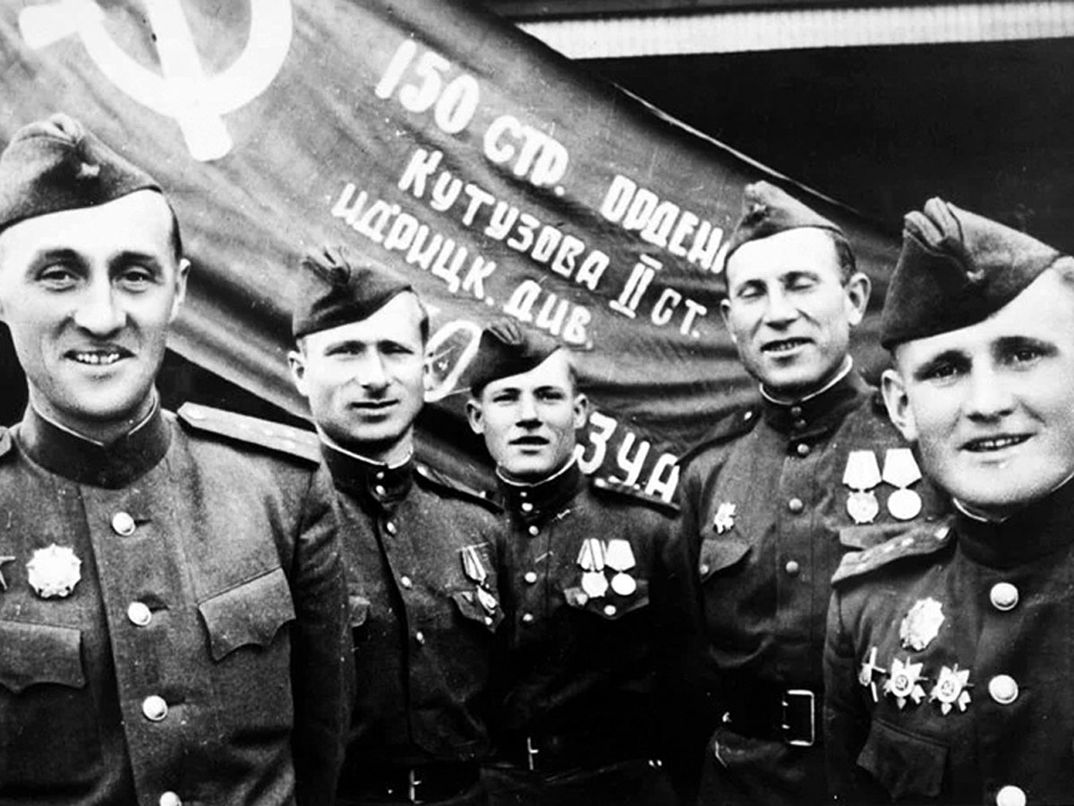Перед отправкой Знамени Победы в Москву. Берлин, 1945 год
