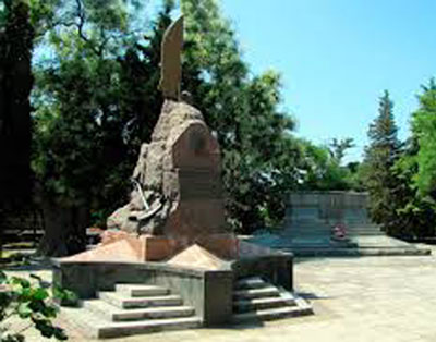 Памятник на кладбище Коммунаров открыли в 1926 г.