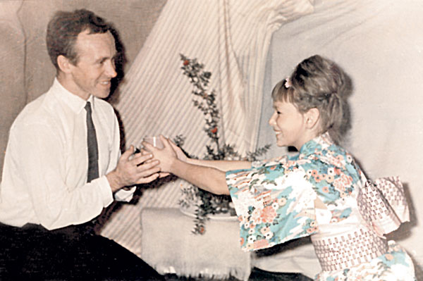 Юная Женя с отцом Павлом Васильевичем, который из поездки в Японию привез ей кимоно
