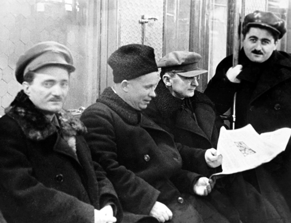 Никита Хрущев (второй слева), Лаврентий Берия (третий слева) в вагоне московского метро 15 мая 1935 г.