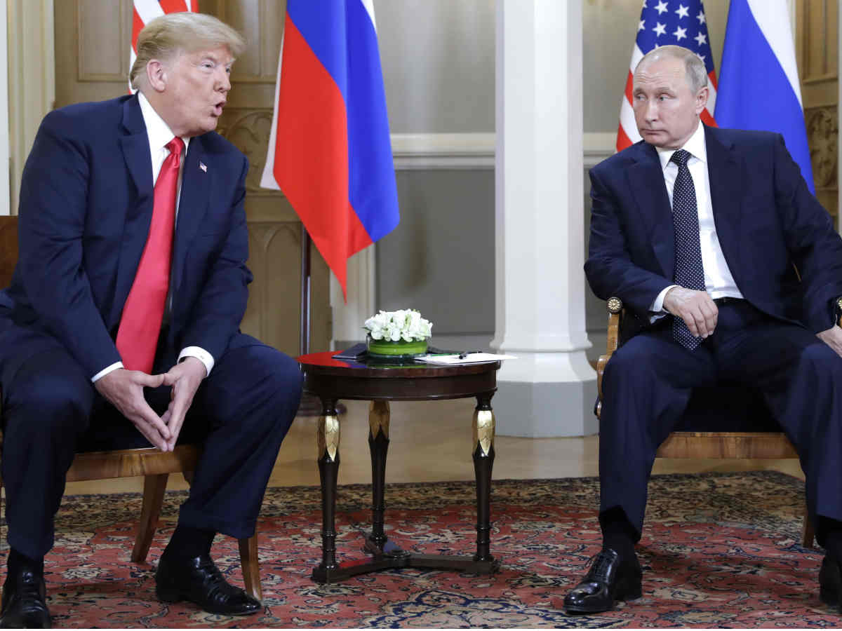 Эксперт считает, что Трампу не дают наладить отношения с Россией.