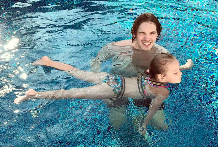 Старший сын актера - 20-летний Павел - в младшей сестренке Лизе души не чает