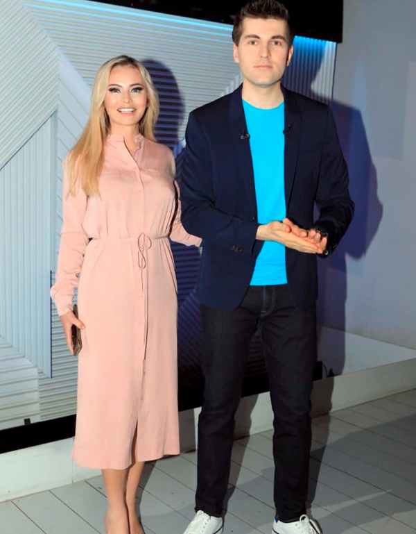 После программы Дана нарушила безопасное расстояние в 1,5 метра с ведущим Дмитрием Борисовым