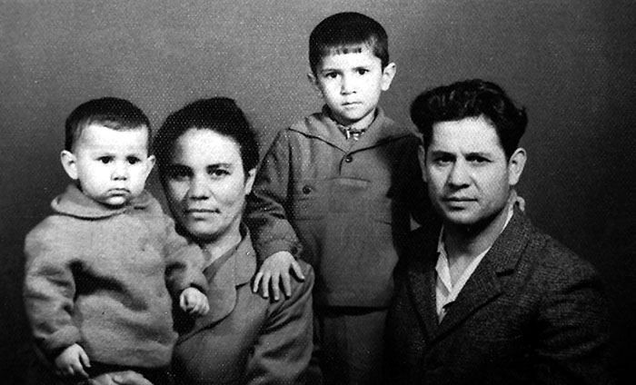 Наш герой с женой и детьми. Ташкент, 1965 год.