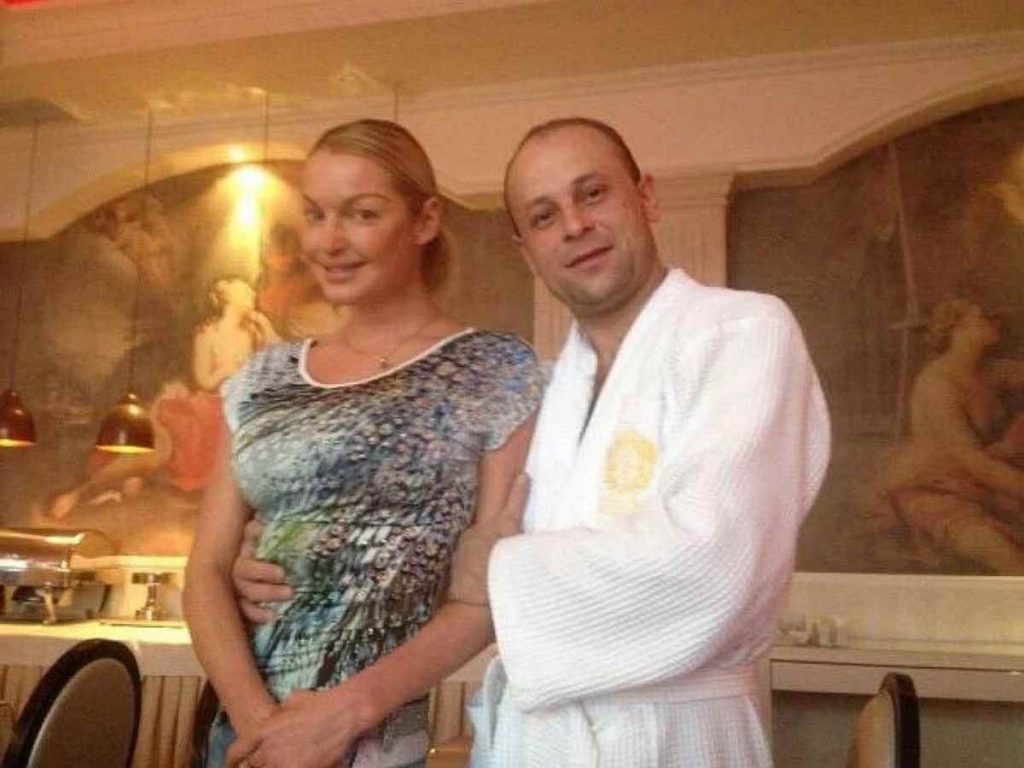 Бывший любовник Волочковой утверждает, что на это фото у танцовщицы заметем беременный живот