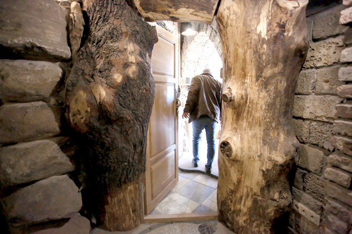 Сочетание камня и дерева дает эффект чудодейственной силы