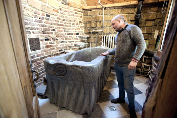 Принимать ванную, пропитанную вековыми наслоениями, отважится не каждый