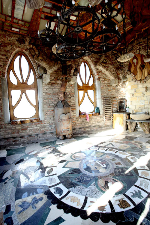 На полу гостиной выложен календарь майя, по которому древние ацтеки определяли время торжеств, посевов, жертвоприношений и войн